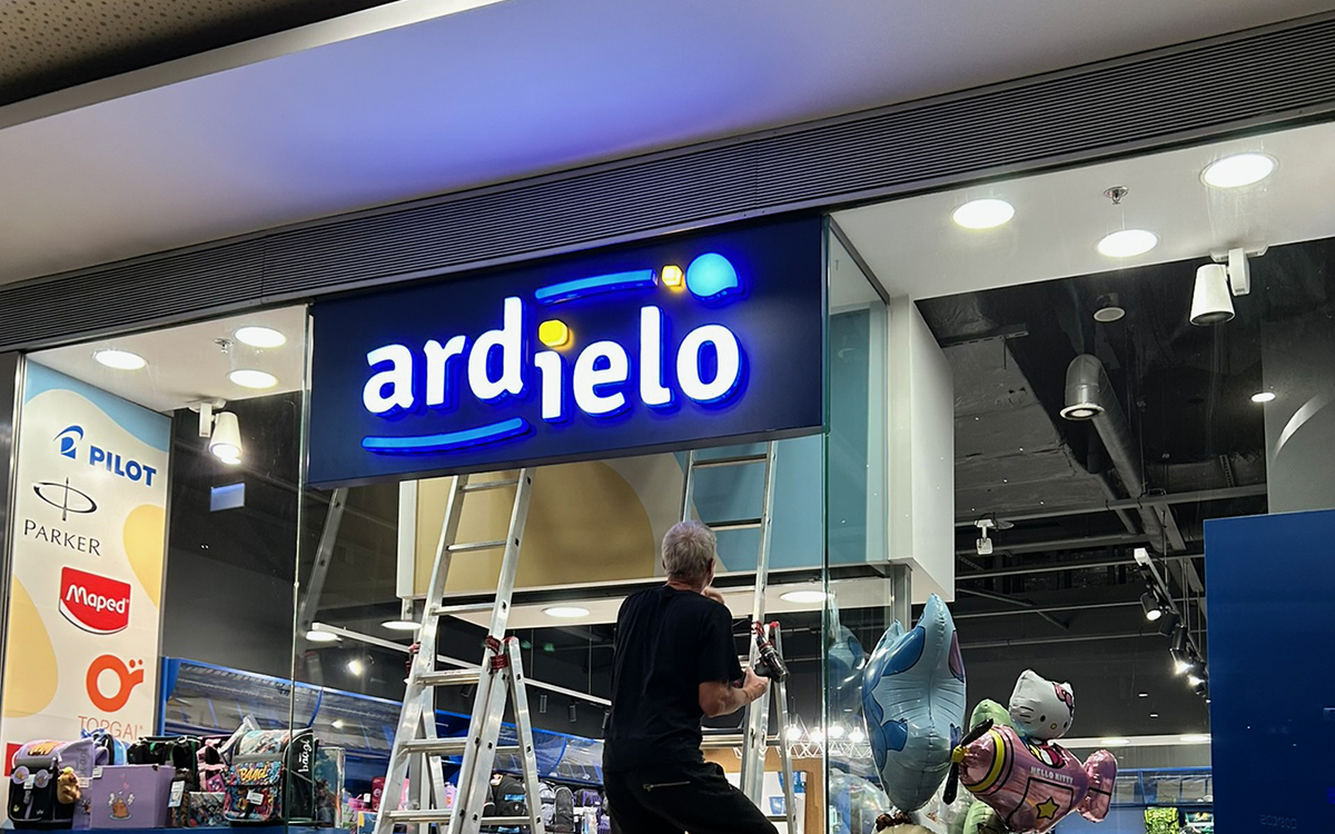 Označenie prevádzok a predajní — realizácia Thrillidea